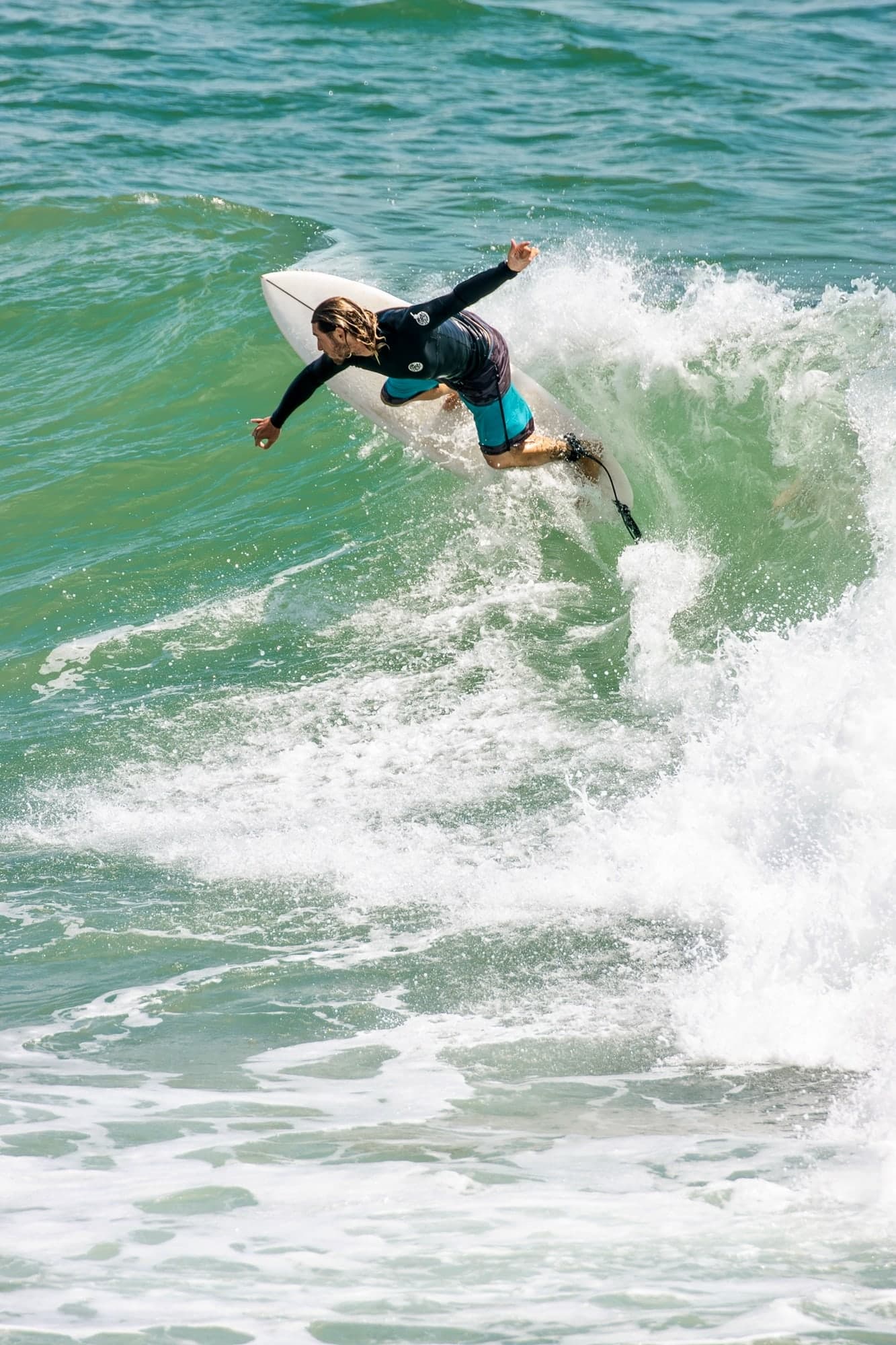 Surfista en pleno aéreo sobre la ola